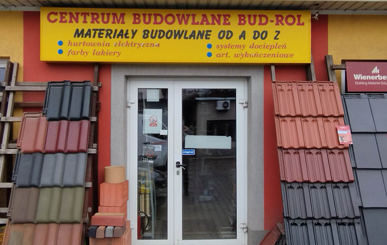 Elementy budowlane na półkach sklepowych